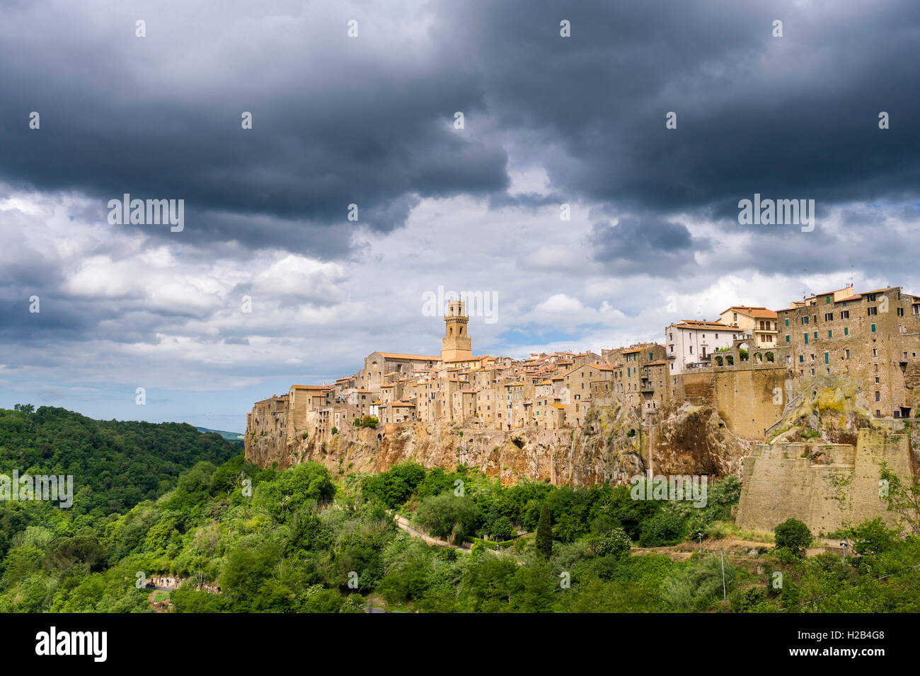 La ciudad sobre la colina y cielo nublado, Pitigliano, Toscana, Italia Foto de stock