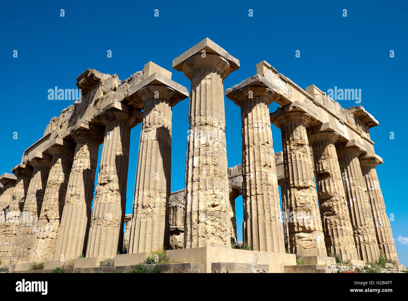Antiguo templo griego E, el Parque Arqueológico de Selinunte, Selinunte, en Sicilia, Italia Foto de stock