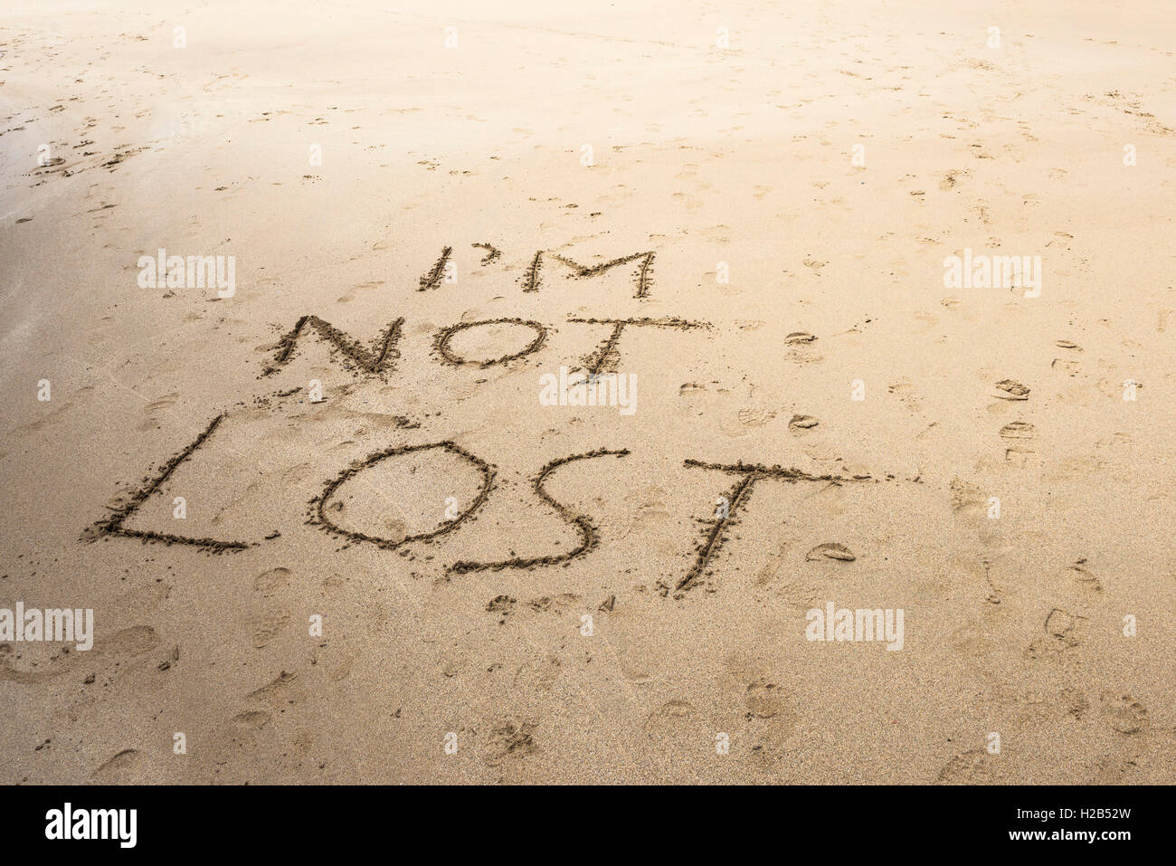 Un mensaje escrito en la arena de una playa, en Cornwall. Foto de stock