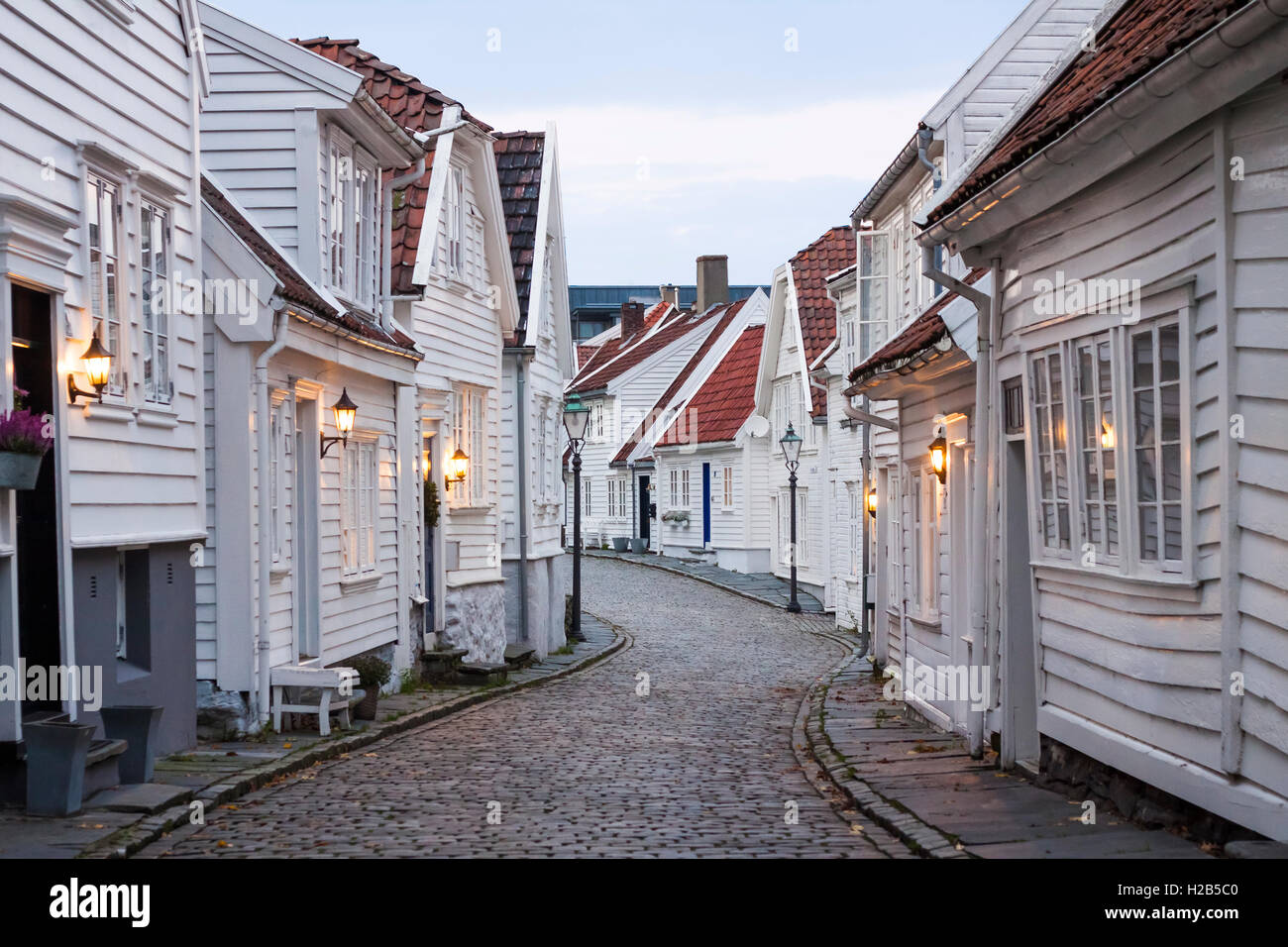 Escandinavo tradicional calle adoquinada con casas blancas en Stavanger, Noruega Foto de stock