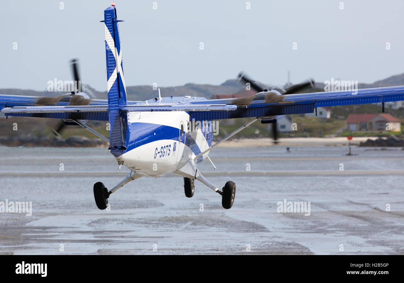 Barra, Hébridas Exteriores, Escocia G-SGTS - Viking DH Twin Otter Loganair-6-400 - aviones que aterrizan en el aeropuerto de barra. Barra es uniqu Foto de stock
