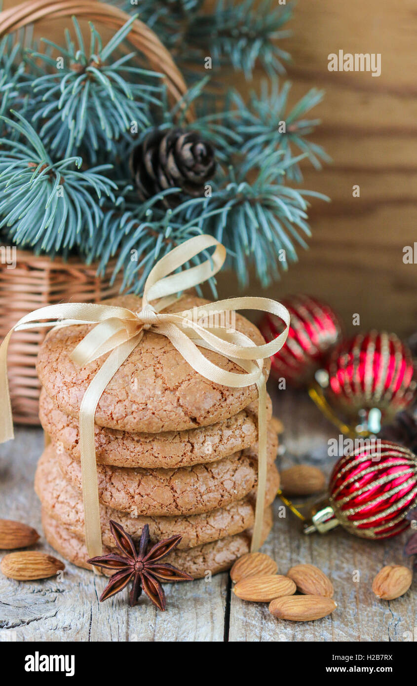 Aderezado con galletas de almendras. Regalos de Navidad. Cookies redondo, atado con cinta y spruce sucursal en una cesta sobre la mesa Foto de stock