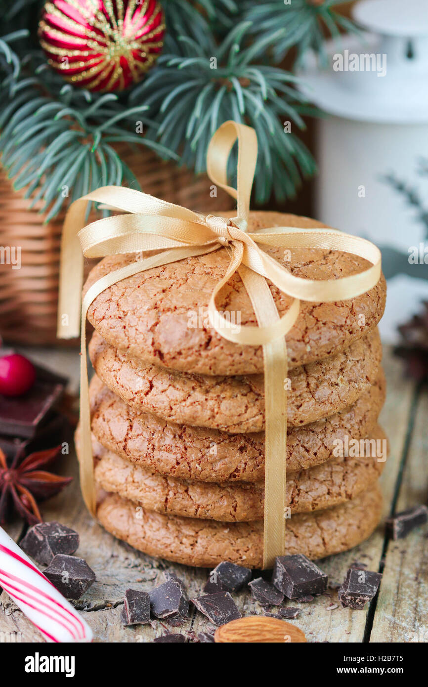Aderezado con galletas de almendras. Regalos de Navidad. Cookies redondo, atado con cinta y spruce sucursal en una cesta sobre la mesa Foto de stock