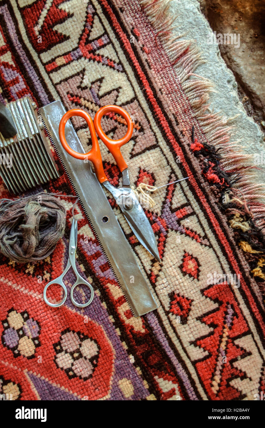 Restauración de bordes desgastados de las Antiguas alfombras de lana hechas  a mano Fotografía de stock - Alamy