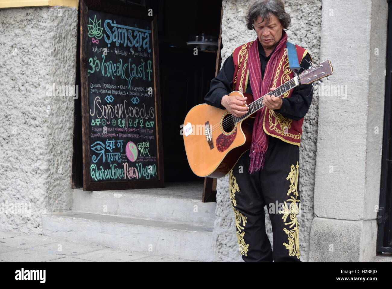 El guitarrista mexicano tocando la guitarra en la calle, Antigua, Guatemala  Fotografía de stock - Alamy