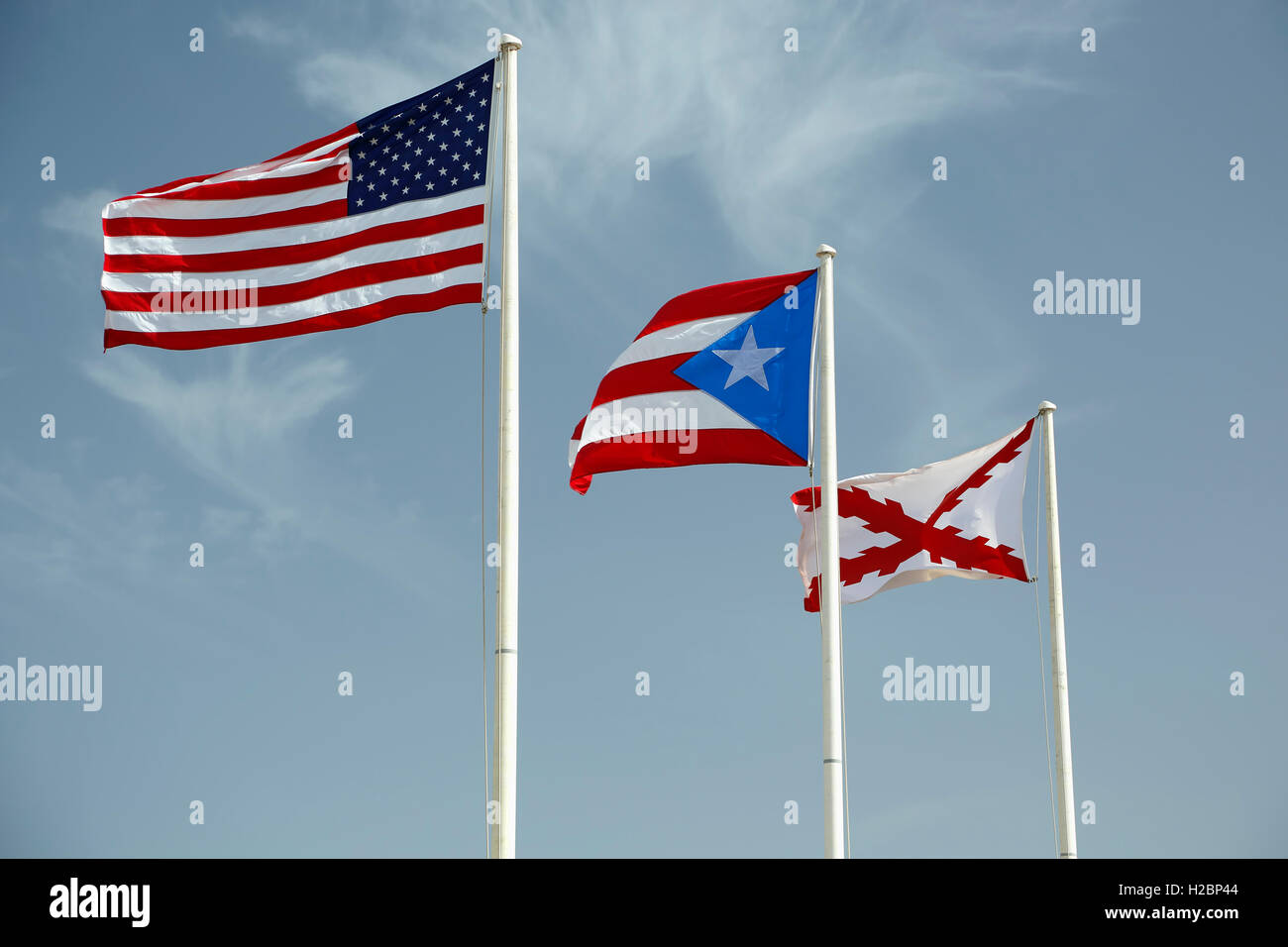 Ee.Uu., Puerto Rico y la cruz de Borgoña, banderas, Castillo de San Cristóbal, sitio histórico nacional de San Juan, el Viejo San Juan, Puerto Rico Foto de stock