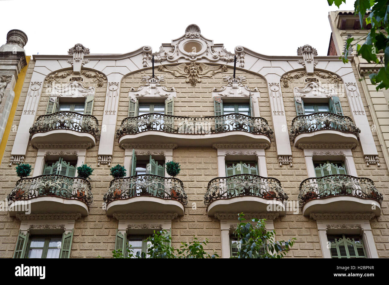 Fachada de edificio de apartamentos en Barcelona Foto de stock
