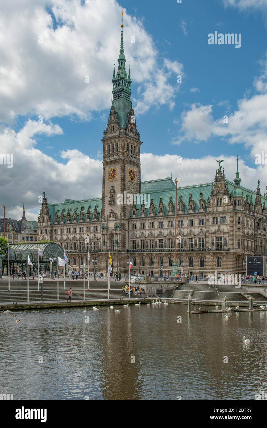 Rathaus y Klein Alster, Hamburgo, Alemania. Foto de stock
