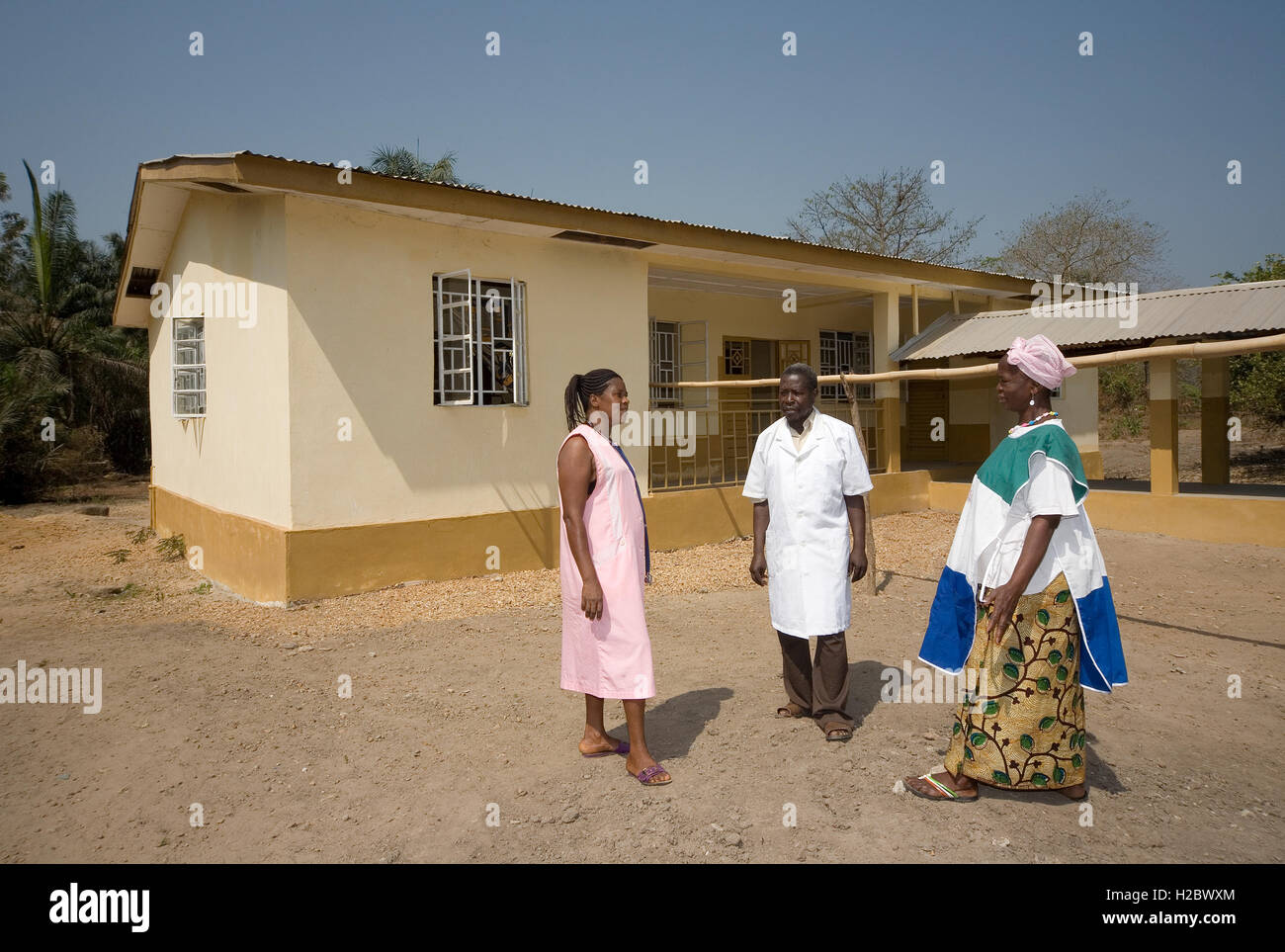 El personal médico de la clínica de salud fuera uno de varios proyectos financiados por la comunidad de la aldea de mineral de hierro en el distrito de Tonkolili, empresa, norte de Sierra Leona Foto de stock