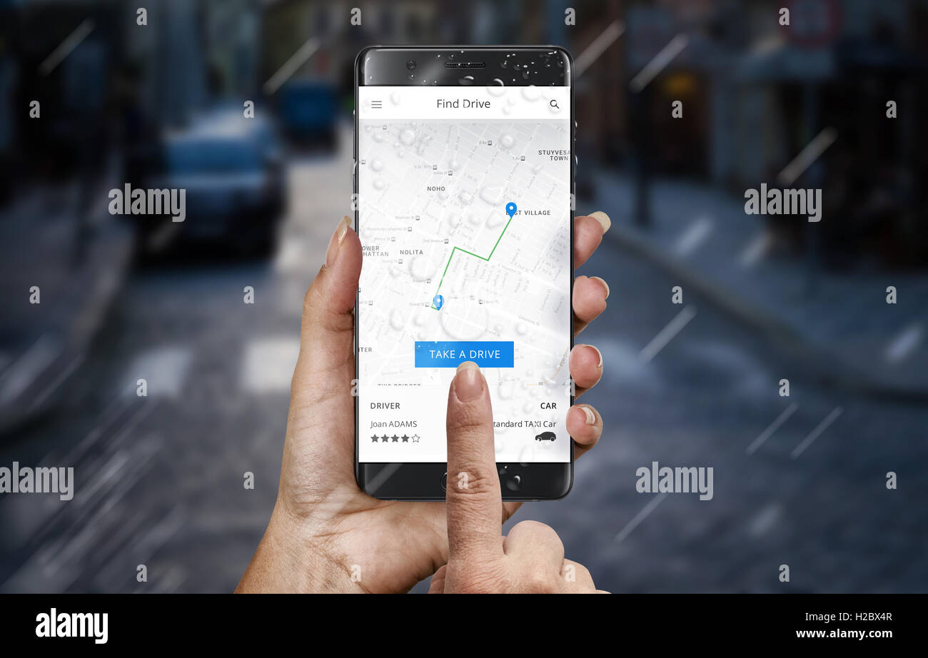 Mujer con app móvil contrata a conductor de taxi en la ciudad. La pantalla muestra la ruta de conducción libre y conductor. Foto de stock