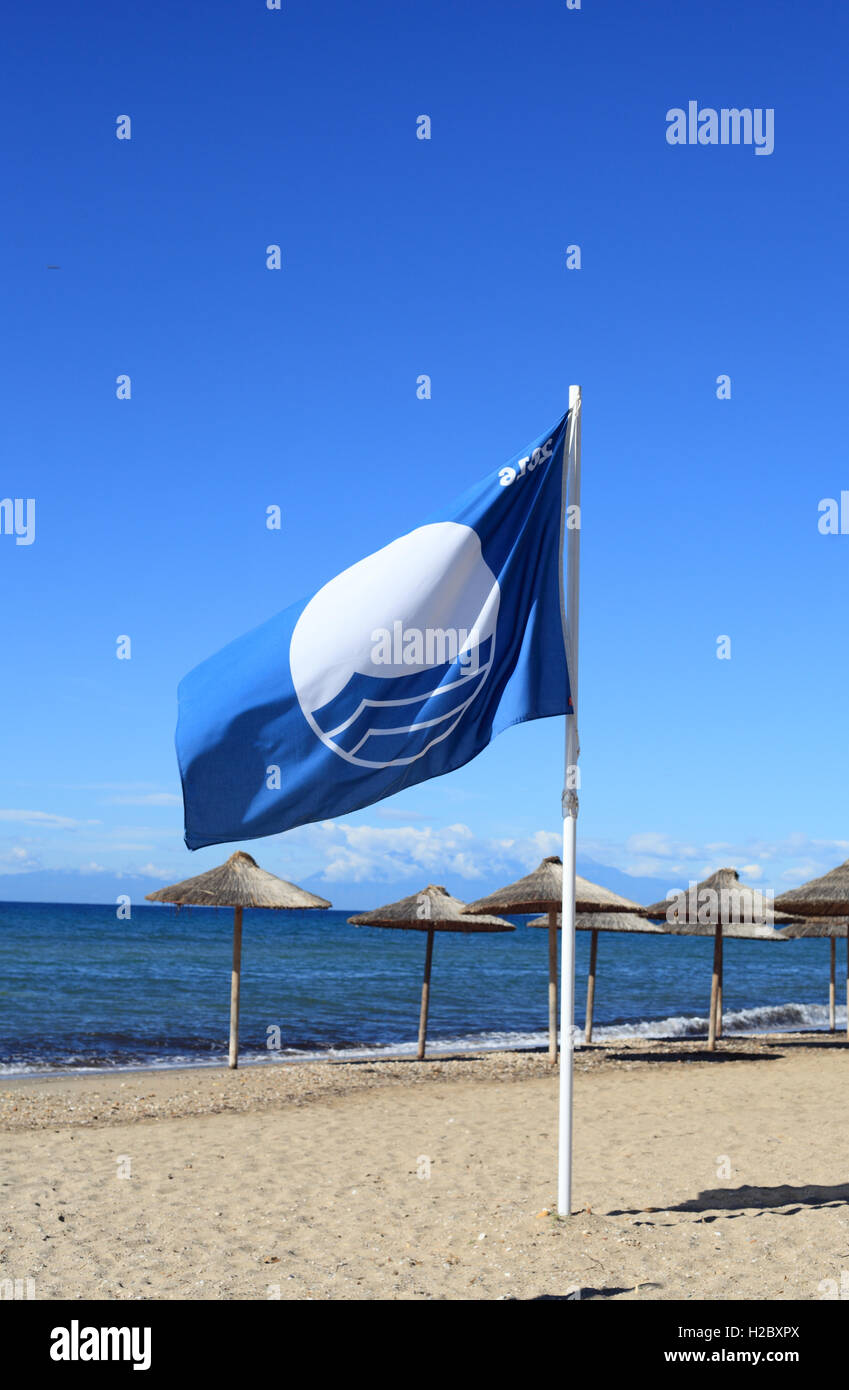Bandera Azul Europea adjudicó a Portabia playa cerca de Nea Moudania, Halkidiki, Grecia Foto de stock