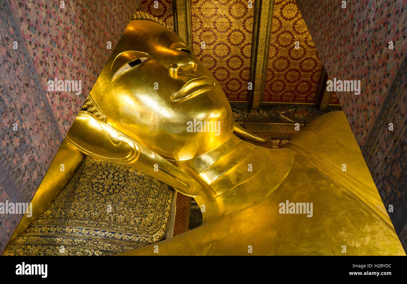 Majestuoso golden estatua de Buda reclinado en el templo del Buda Reclinado, Bangkok, Tailandia Foto de stock