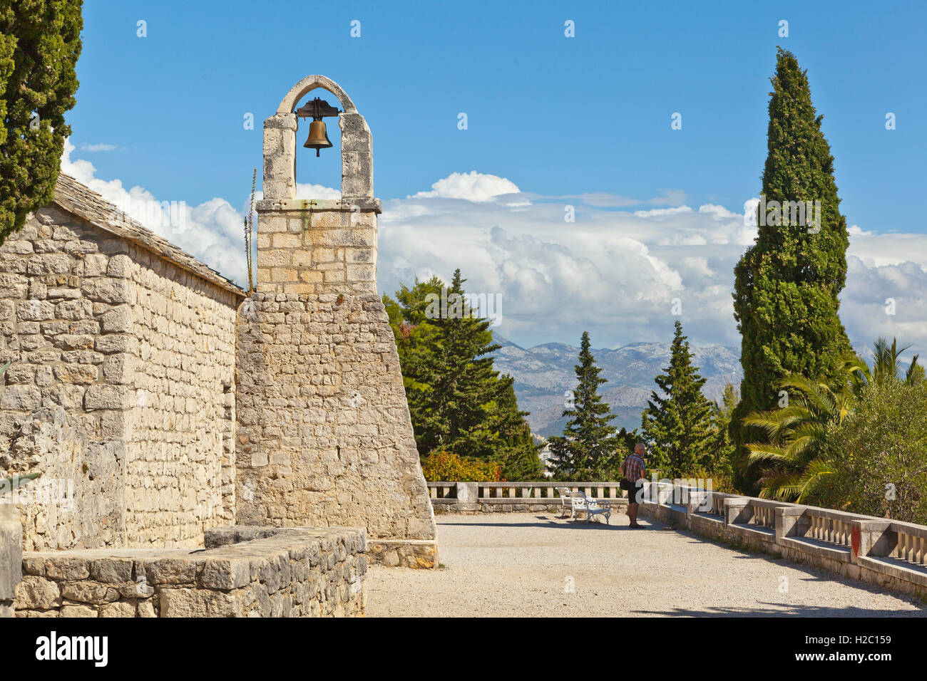 Anuncio del siglo XIII, la iglesia dedicada a San Nicolás, la colina de Marjan, con vistas a Split, Croacia Foto de stock