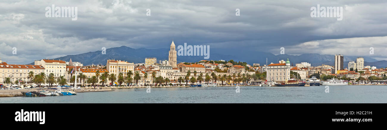Riva y el puerto de Split fachada, Croacia, Costa dálmata, cielo tormentoso Foto de stock