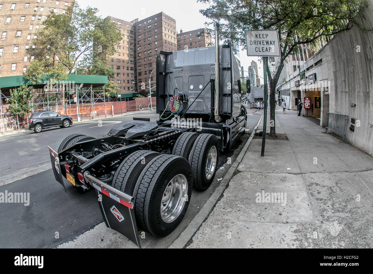 Un camión estacionado en la Avenida Amsterdam en Manhattan. Foto de stock