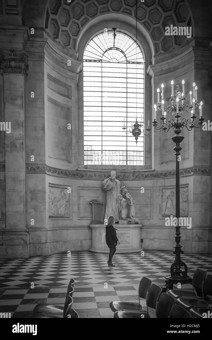 Mujer mirando el sclupture en la Catedral de San Pablo en Londres Foto de stock