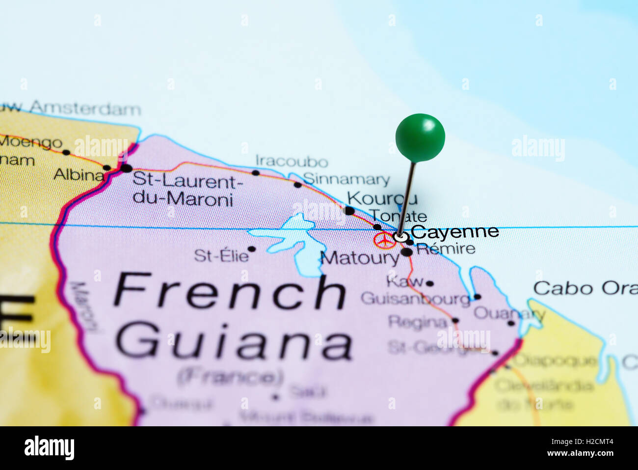 Cayenne anclado en un mapa de la Guayana Francesa Foto de stock