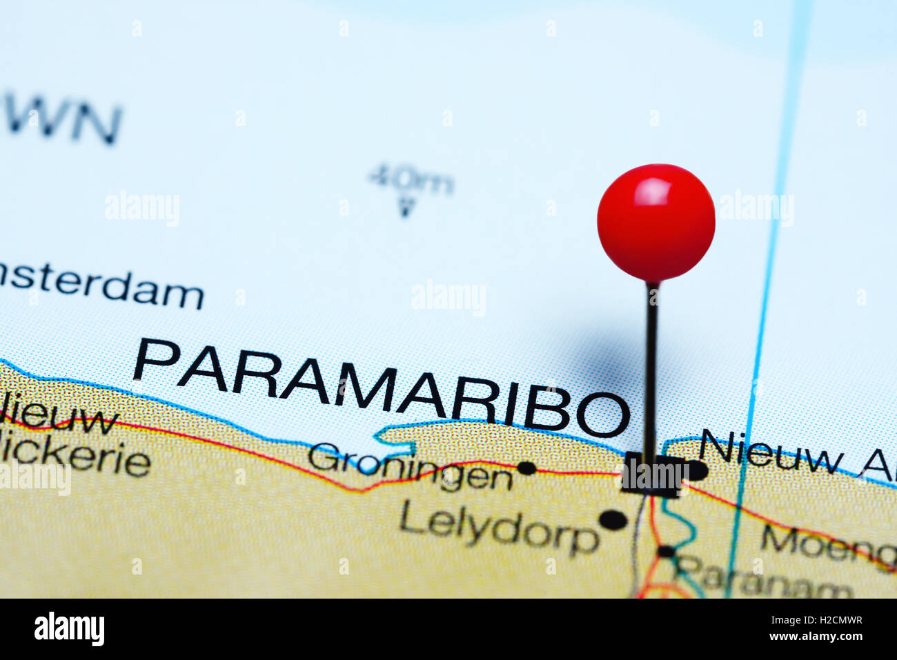 Paramaribo anclado en un mapa de Suriname Foto de stock