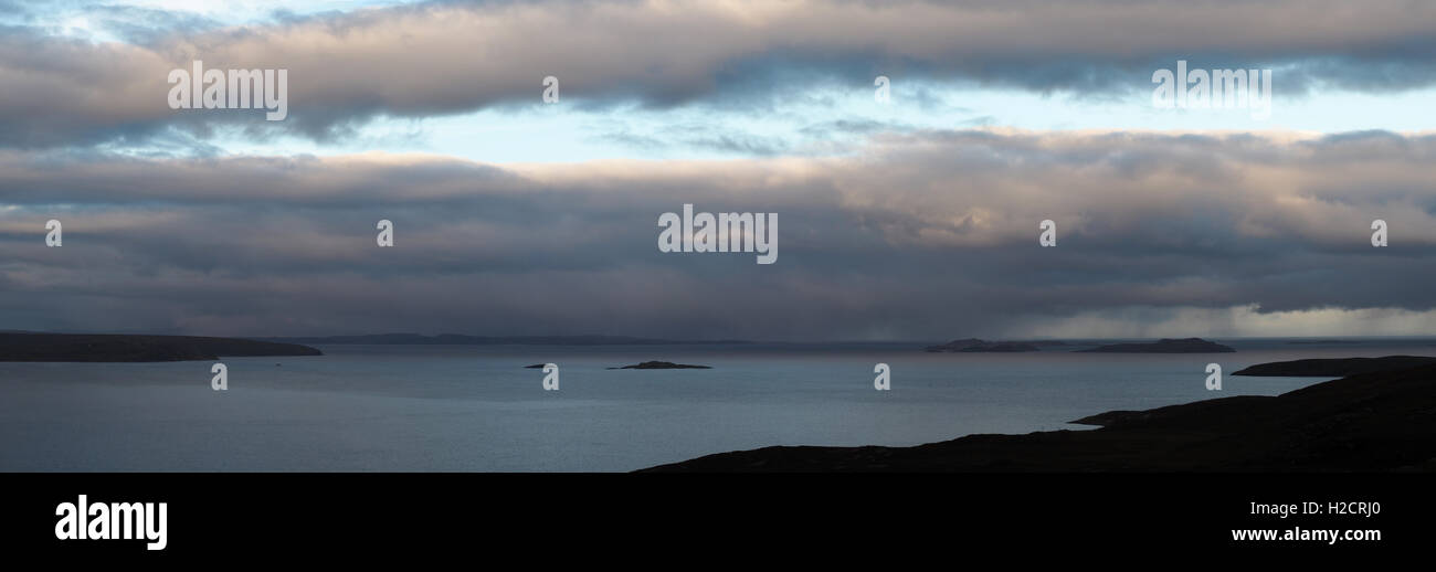 Amanecer durante el verano Isles desde Culnacraig, Coigach, Escocia Foto de stock