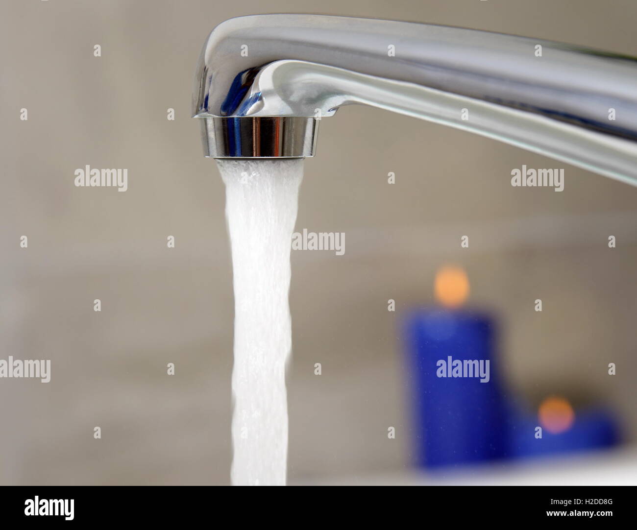 Abrir el grifo con el agua corriendo en el salón spa Fotografía de stock -  Alamy