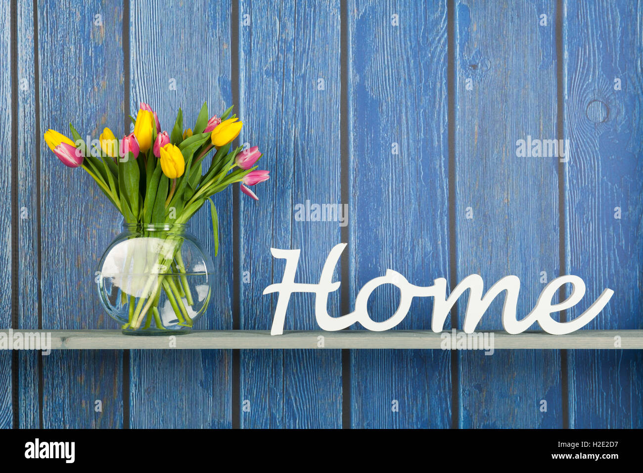 Bouquet coloridos tulipanes en casa Foto de stock
