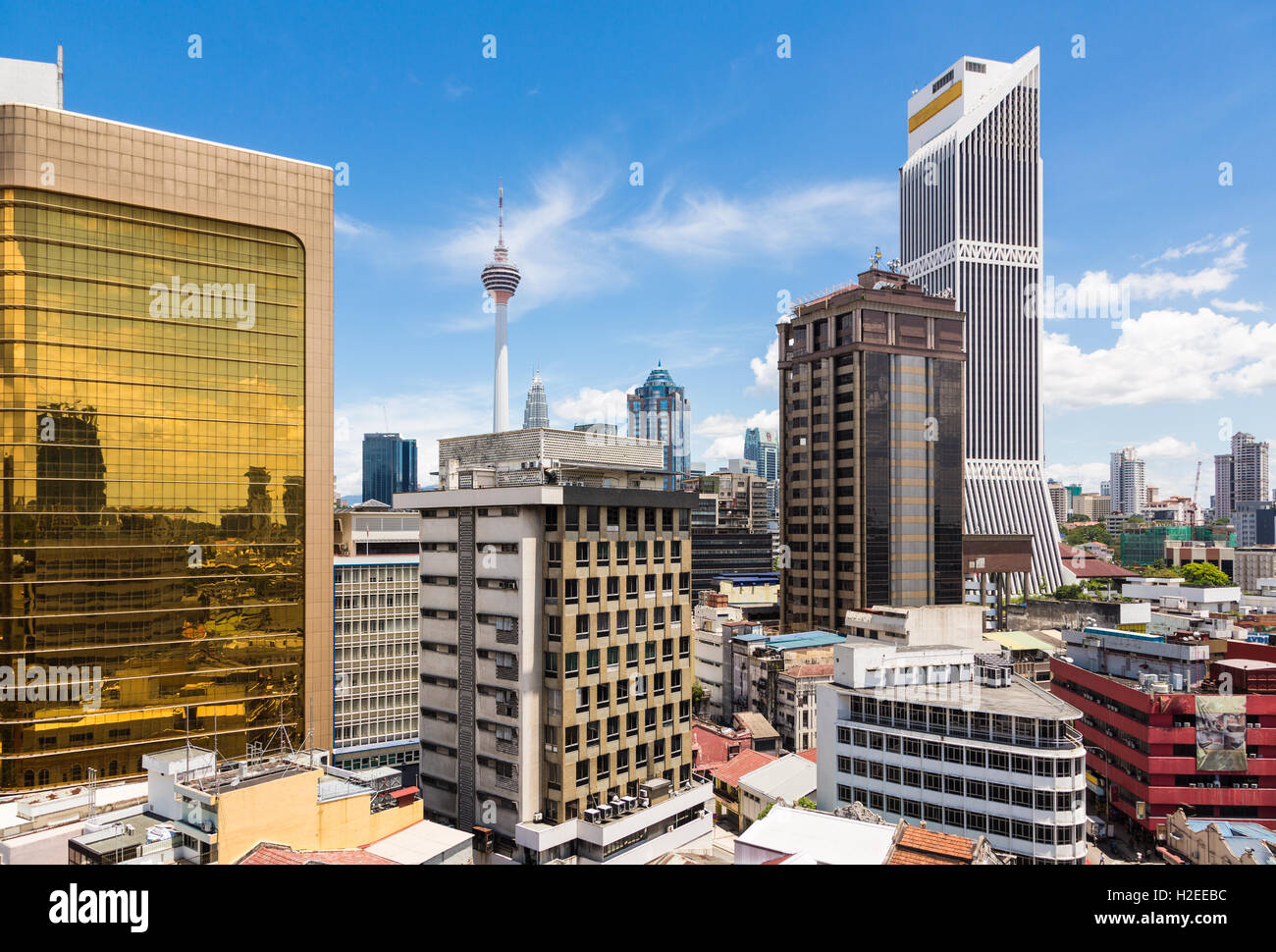 Paisaje urbano de Kuala Lumpur por el distrito financiero de la ciudad capital de Malasia con la torre KL en el fondo. La ciudad es un Foto de stock