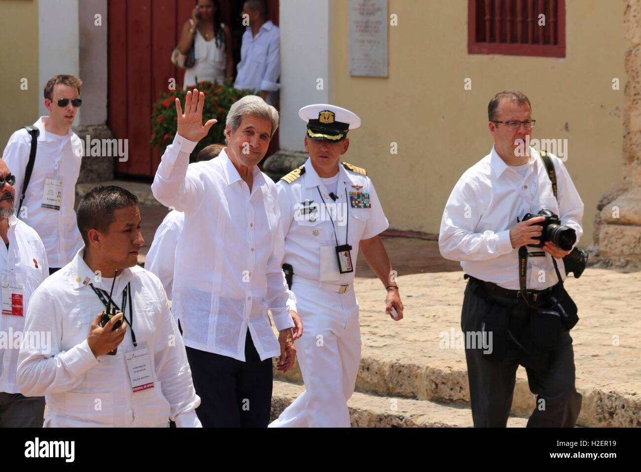 El Secretario de Estado de Estados Unidos, John Kerry olas como él llega por la paz ceremonia en la Iglesia San Pedro Claver de Septiembre 26, 2016 en Cartagena, Colombia. Kerry está en Colombia que asistieron a una ceremonia de paz entre el gobierno colombiano y las Fuerzas Armadas Revolucionarias de Colombia (FARC) que puso fin a cinco décadas de conflicto. Foto de stock