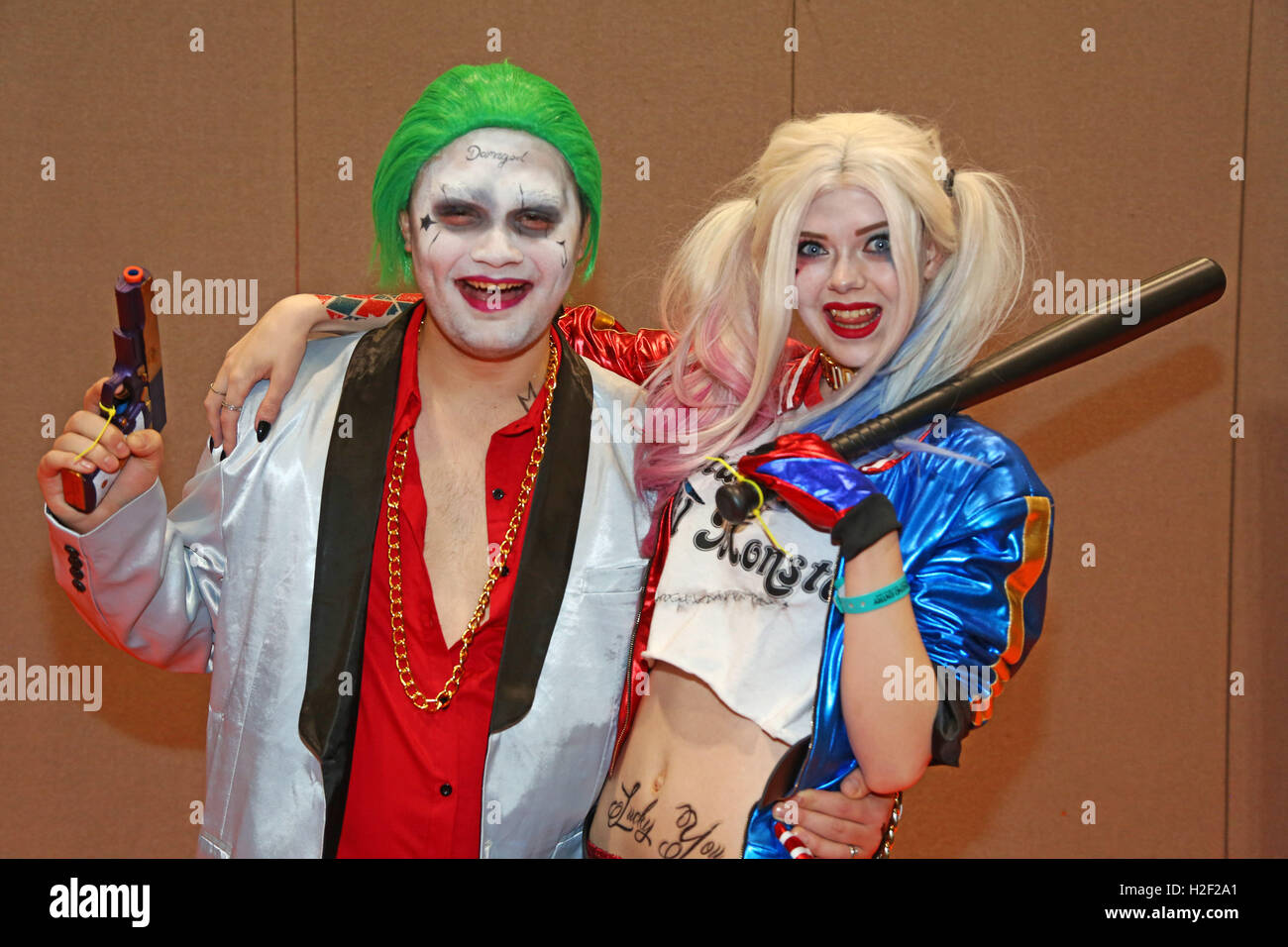Londres, Reino Unido. El 28 de octubre de 2016. Los participantes van  vestidos como el Joker y Harley Quinn en MCM London Comic Con Excel en  Londres en un evento de la