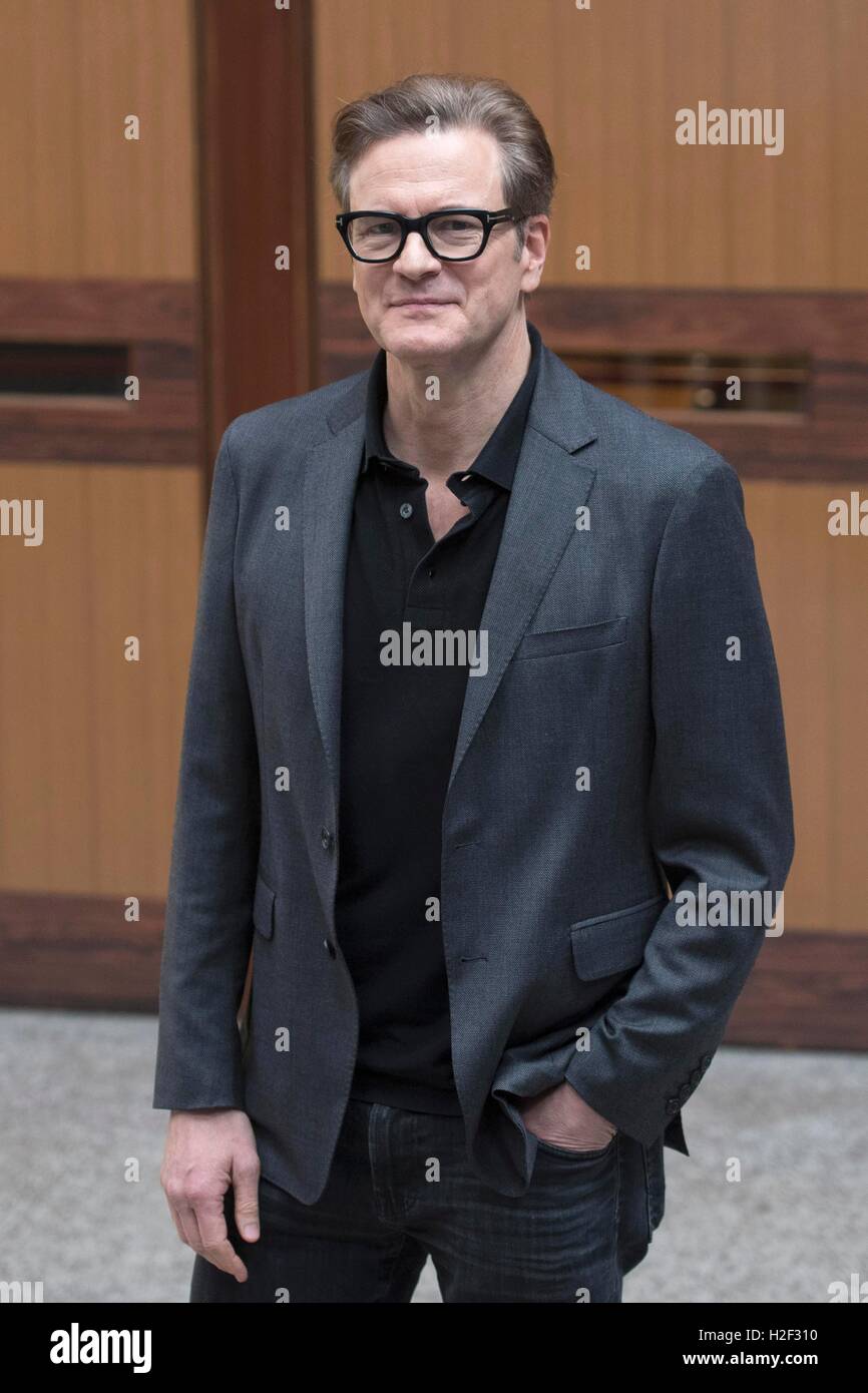 Italia, Roma, 27 de octubre de 2016 : El actor británico Colin Firth atiende el photocall de la película italiana 'En bici senza sella" (conducir una bicicleta seatless) para apoyar a los jóvenes trabajadores temporales en la Universidad La Sapienza de Roma el crédito de la Foto: Fabio Mazzarella/Sintesi/Alamy Live News Foto de stock