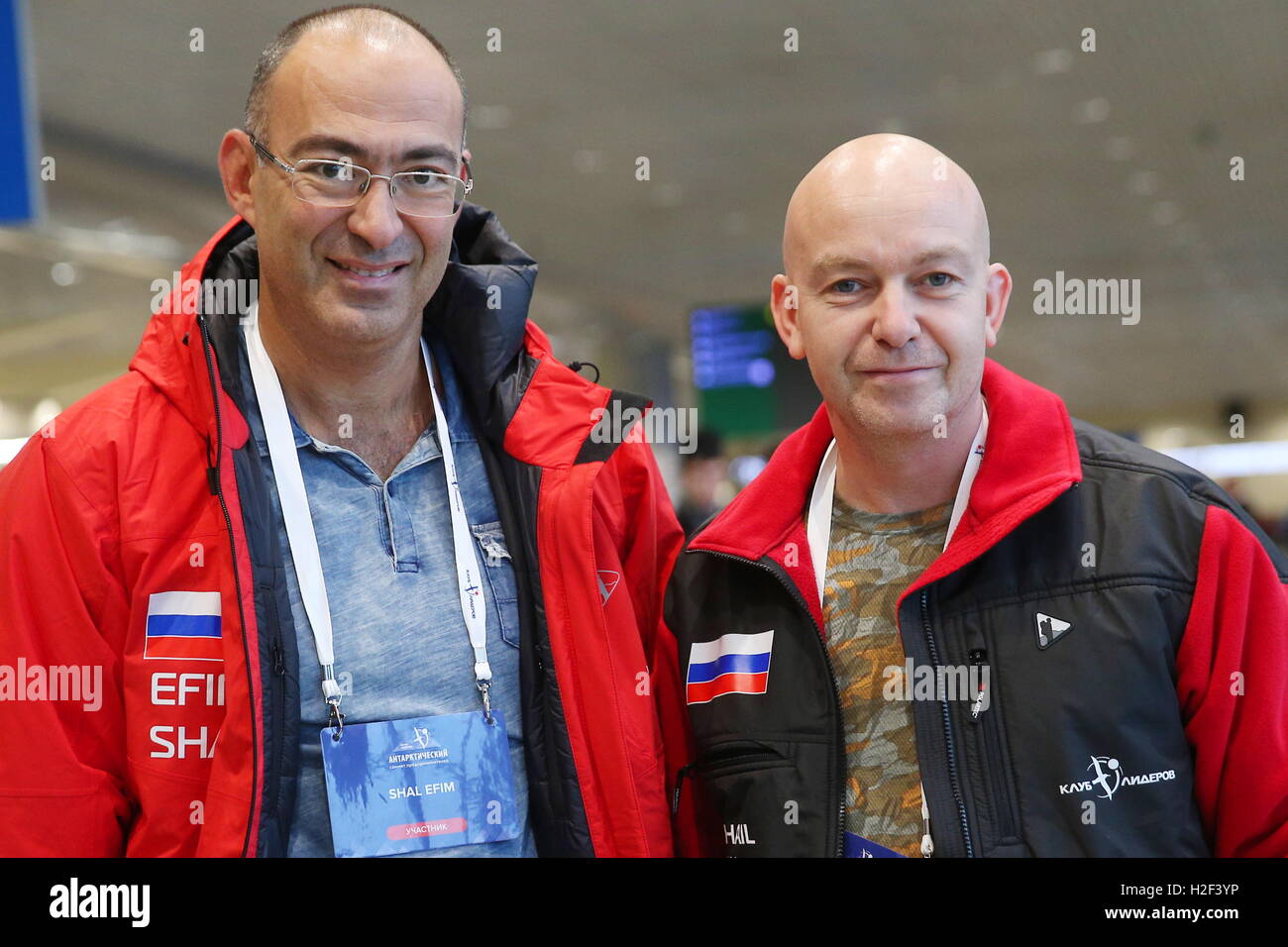 La región de Moscú, Rusia. 28 Oct, 2016. Yefim Shal (L), Director de la Avtomatika Svyaz Montazh (contacto automática general), empresa de producción científica y OOO Telekom-Alyans (LLC) Director General Mikhail Zimin esperando la salida al Aeropuerto Internacional Domodedovo con el resto de los participantes en la 1ª Cumbre de la Antártida de la Federación de Empresarios. Crédito: Dmitry Serebryakov/TASS/Alamy Live News Foto de stock