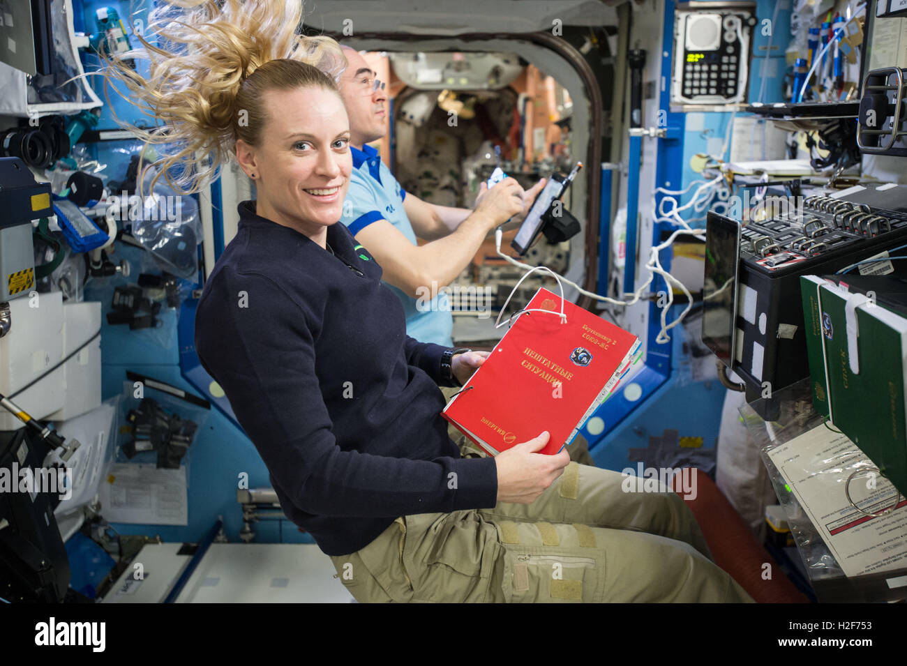 El astronauta estadounidense Kate Rubins participa en un descenso de emergencia perforar el 9 de septiembre de 2016 a bordo de la Estación Espacial Internacional de la NASA. Foto de stock