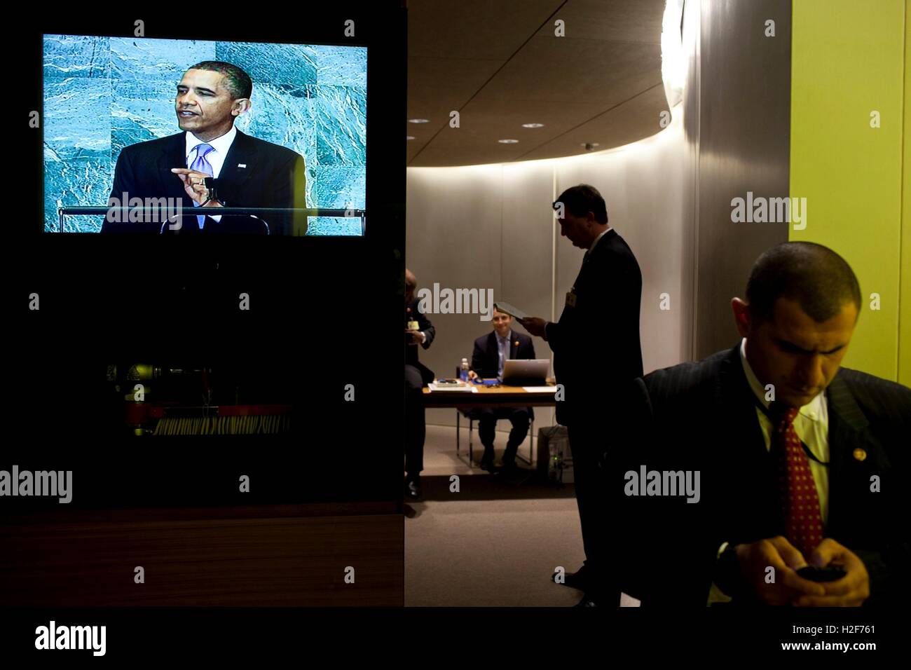Personal de la Casa Blanca espere backstage como presidente de Estados Unidos, Barack Obama pronuncia su discurso a la Asamblea General de las Naciones Unidas en el edificio de las Naciones Unidas, 21 de septiembre de 2011 en Nueva York, Nueva York. Foto de stock