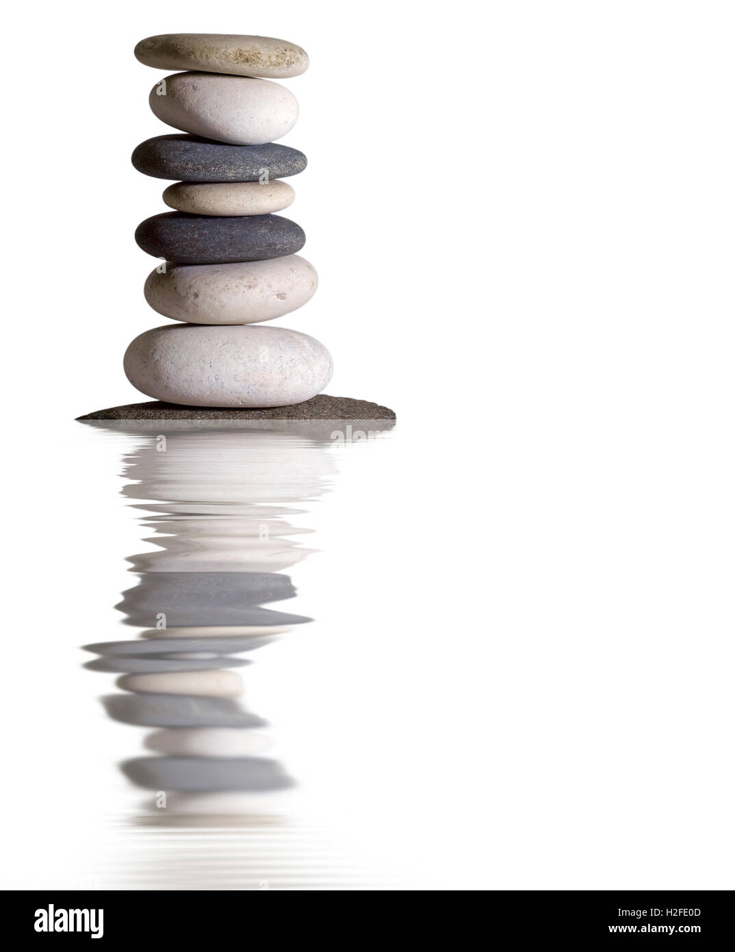 Piedras Zen aislado en blanco closeup - concepto Zen, símbolo y resumen antecedentes o telón de fondo Foto de stock
