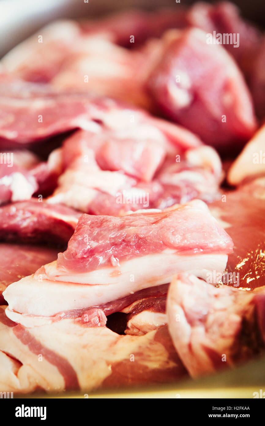 Cerca de los cubos de carne roja en una carnicería. Foto de stock