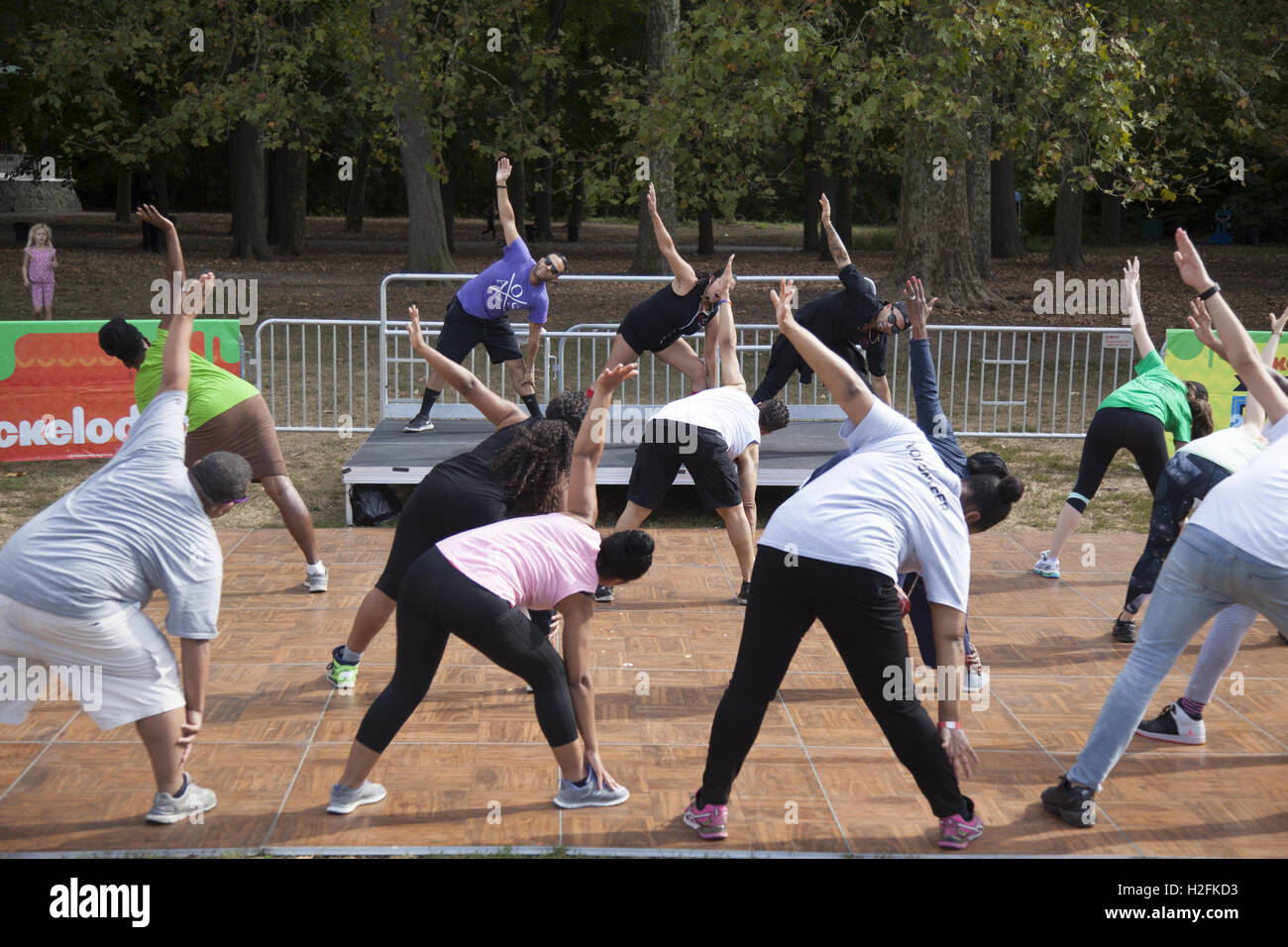 La gente de Nickelodeon Día Mundial del juego en Prospect Park hacer algo de ejercicio en Brooklyn, NY. Foto de stock