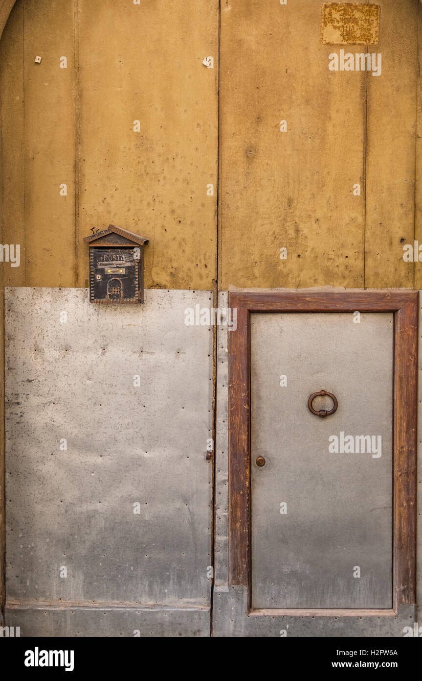 Amarillo antiguo puerta de hierro, buzón, columpio, bastidor pequeño, muy pesada. Te metes en el más pequeño. Foto de stock