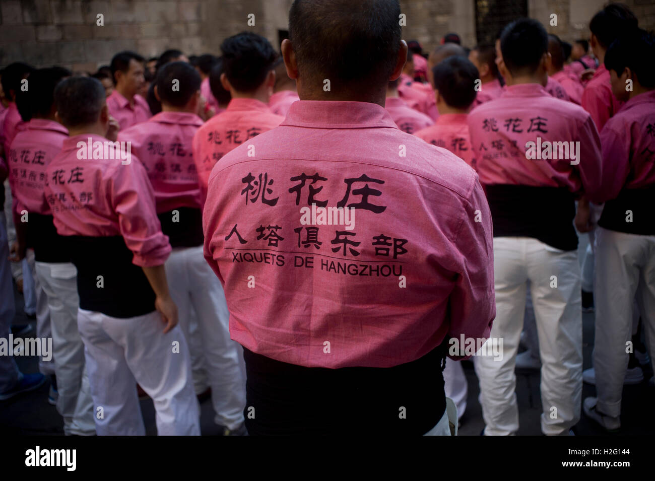 Los miembros de los chinos Colla Xiquets de Hangzhou son vistos en Barcelona, España. Foto de stock