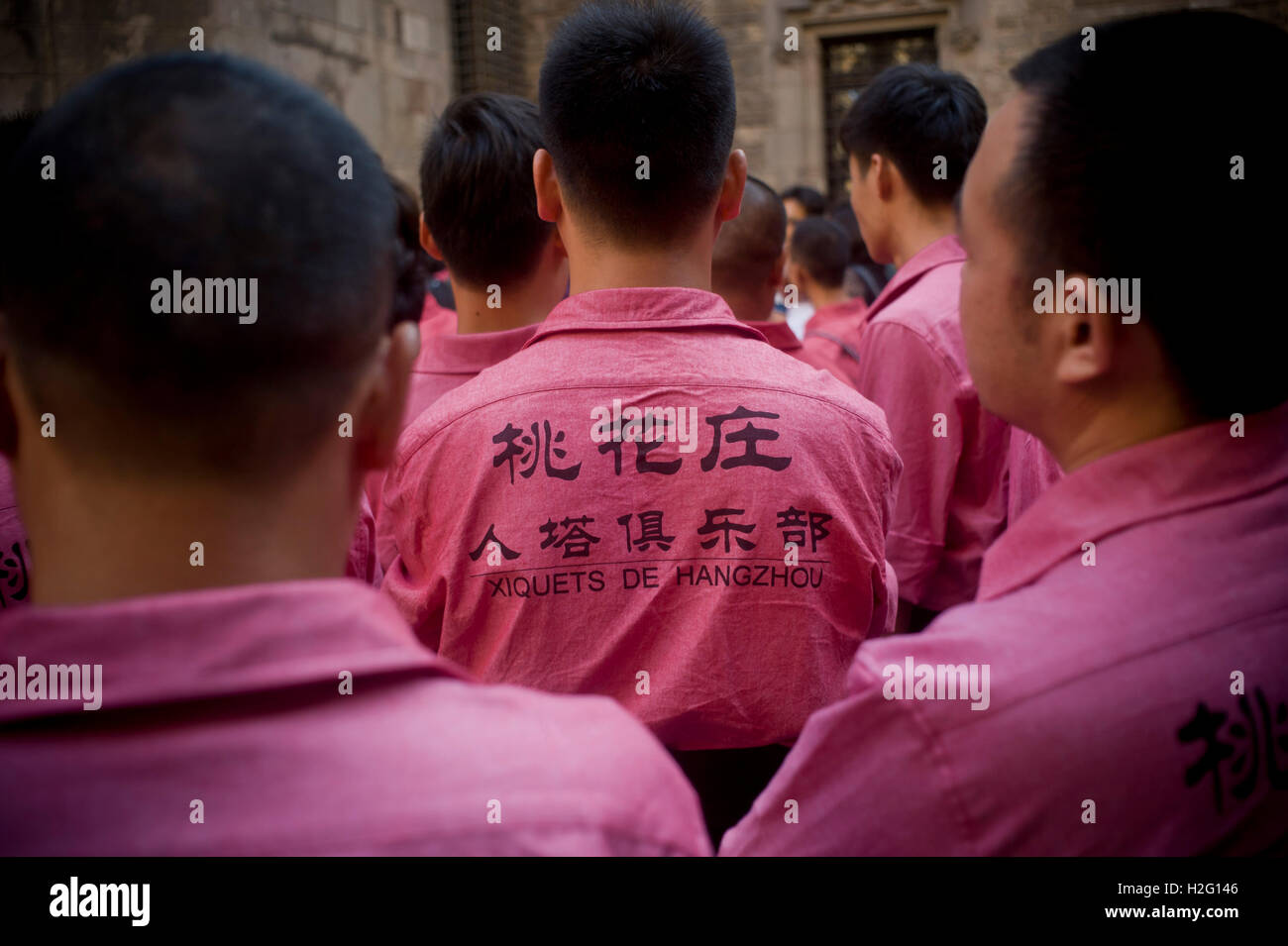 Los miembros de los chinos Colla Xiquets de Hangzhou son vistos en Barcelona, España. Foto de stock