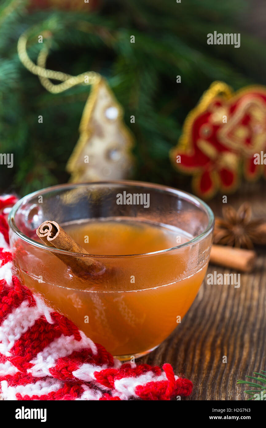 Sidra ponche de ron. Bebida caliente para una fiesta y diversión durante las vacaciones de navidad Foto de stock