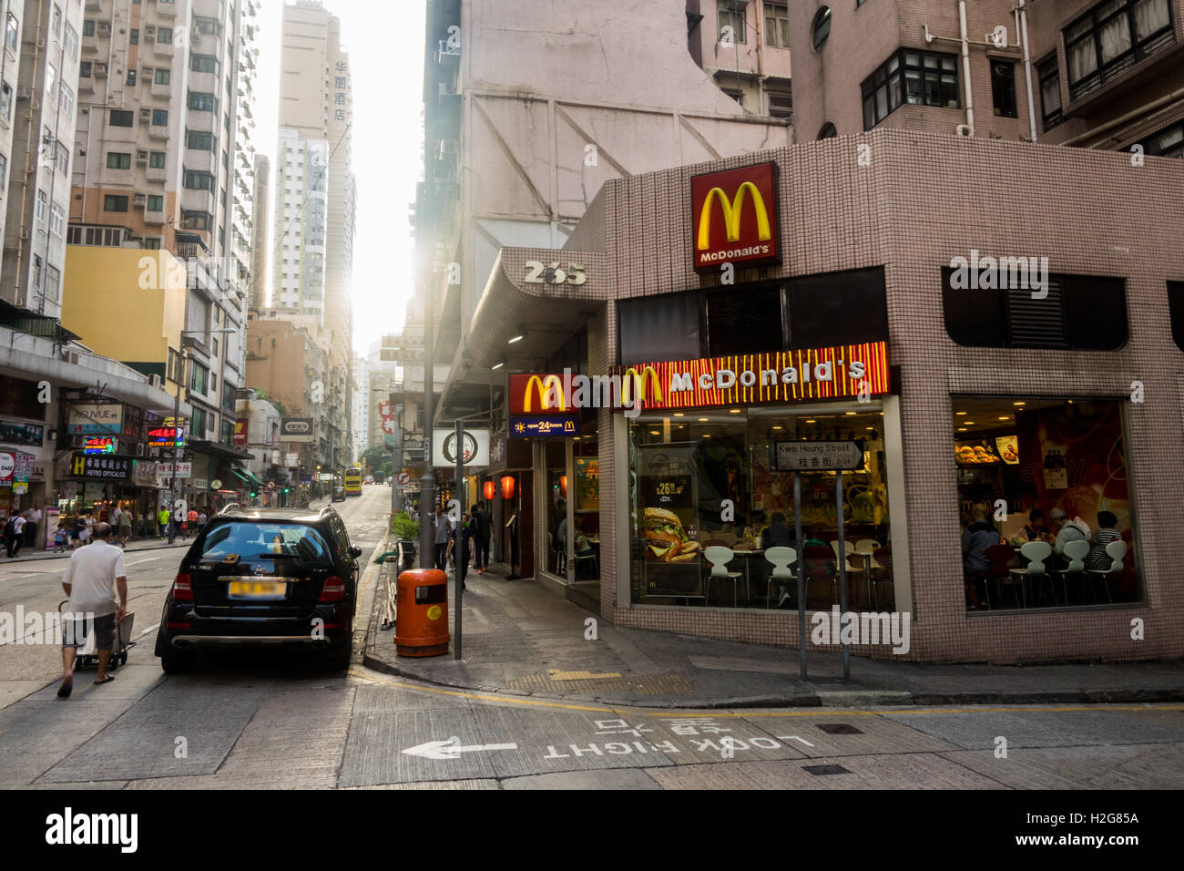 Un restaurante de McDonald's en Queens Road West cerca de Sai Ying Pun, Hong Kong Foto de stock