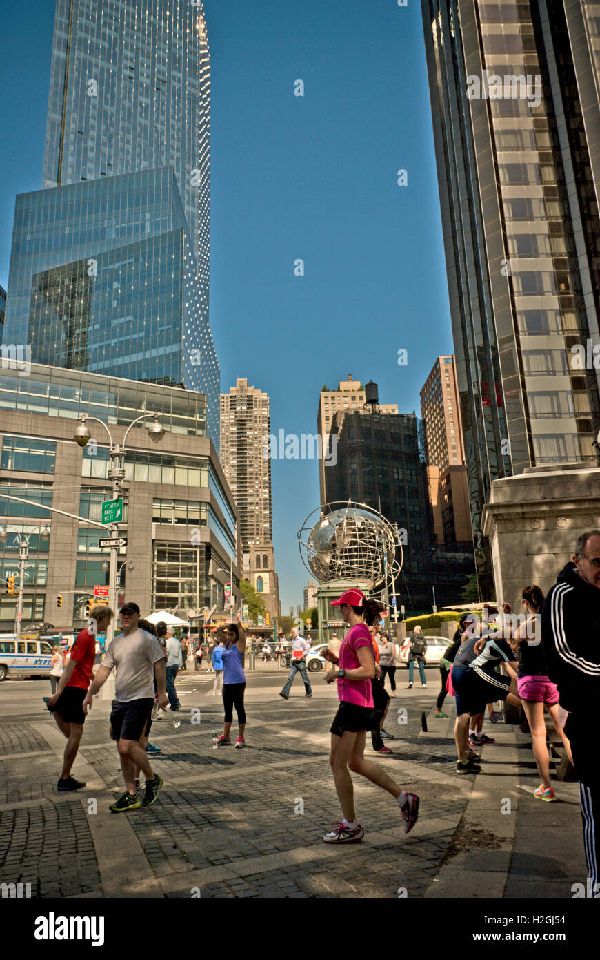 La gente haciendo rutina de ejercicios en el Columbus Circle, Nueva York Foto de stock