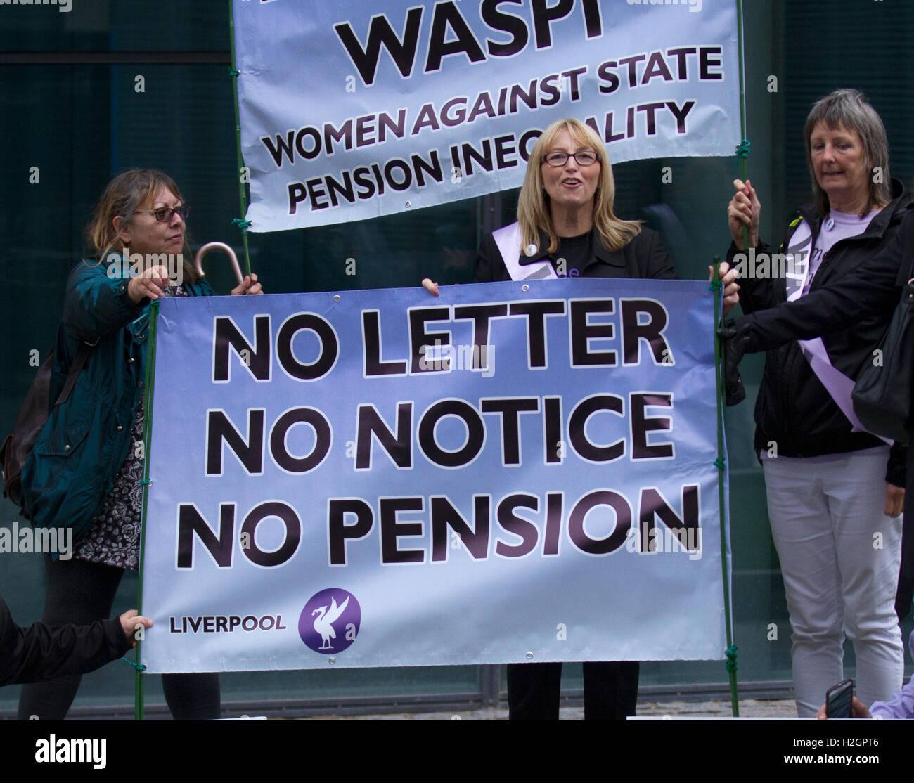 "Waspi' manifestantes en la conferencia anual del Partido Laborista. Un grupo de mujeres desfavorecidas por cambios en los derechos de pensión demostrar fuera del Liverpool Echo Arena. Son un grupo Waspi campaña que lucha contra la injusticia hecha a las mujeres nacidas en 1950 (en o después del 6 de abril de 1951) con respecto a los cambios de su estado, la edad de jubilación. Los informes sugieren que hay "grieta de luz" para la "Waspi" (Mujeres contra la pensión estatal desigualdad) Foto de stock