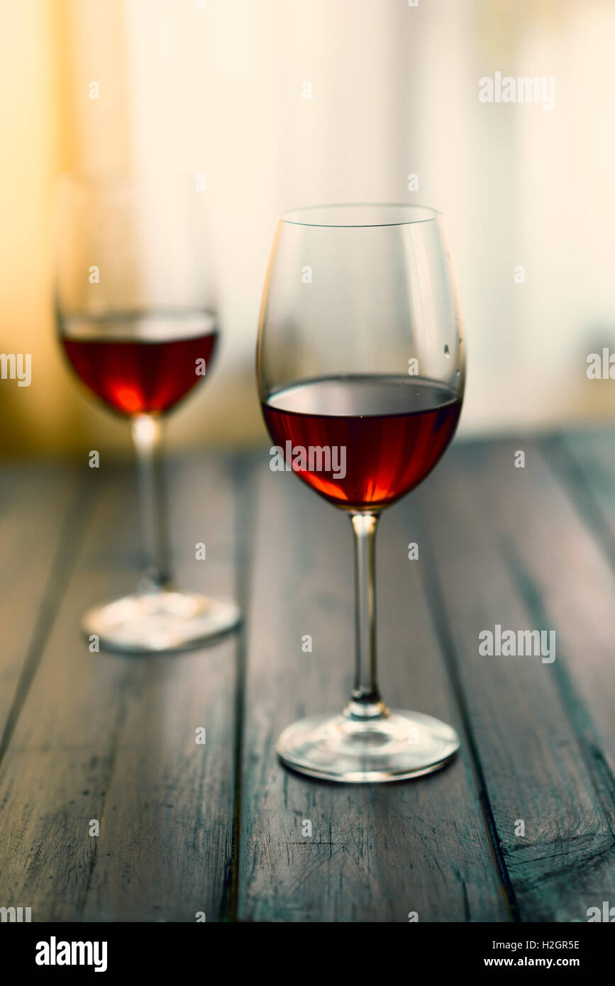 Copa de vino tinto, el enfoque selectivo Foto de stock