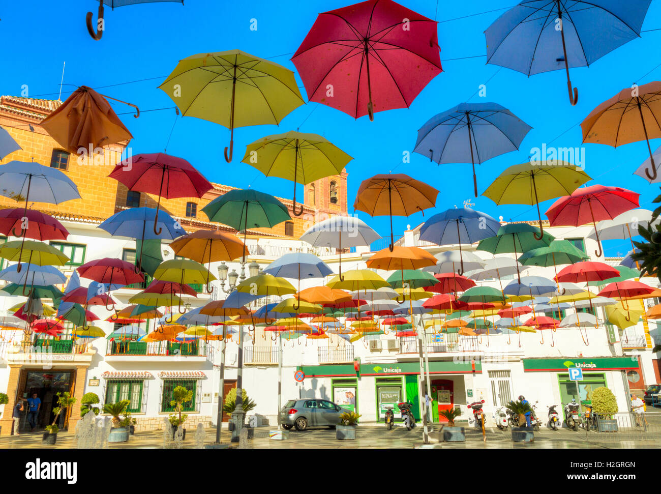 Muchas sombrillas colgando sobre la plaza del pueblo de Torrox Pueblo en la  Costa del Sol, España Fotografía de stock - Alamy