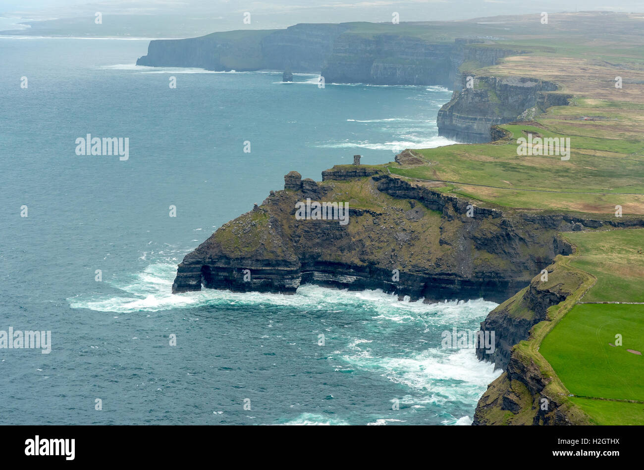Los Acantilados de Moher, en el condado de Clare, el Océano Atlántico, Irlanda Foto de stock