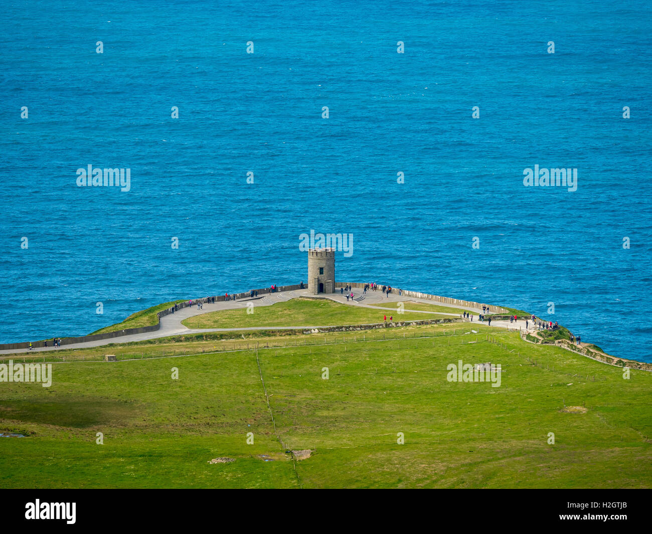 O'Brian's Tower, la torre-mirador sobre los acantilados de Moher, en el condado de Clare, Irlanda Foto de stock