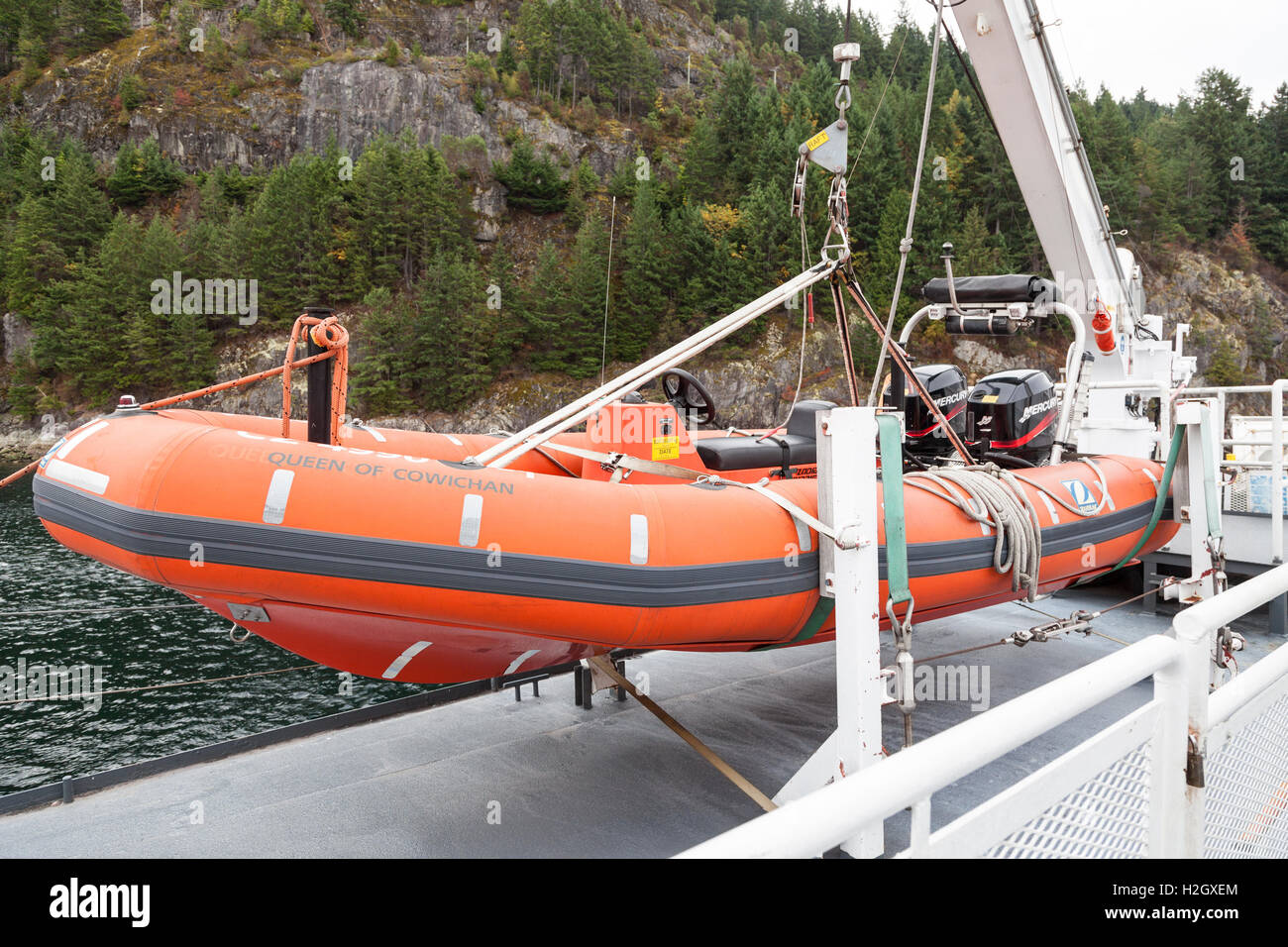 Bote inflable rígido RIB utilizado como un barco de vida a bordo de un ferry 'Reina de Cowichan' la isla de Vancouver, en Columbia Británica, Canadá Foto de stock
