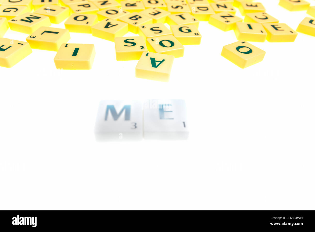 El juego de mesa con azulejos con letras para formar palabras y frases Foto de stock