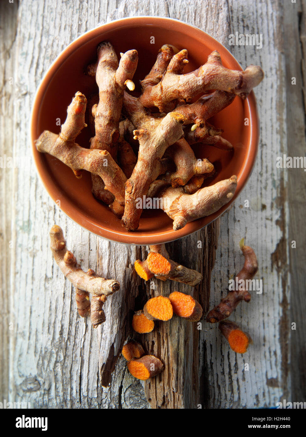 Todo fresco y cortar la cúrcuma o tumeric root (Curcuma longa) Foto de stock