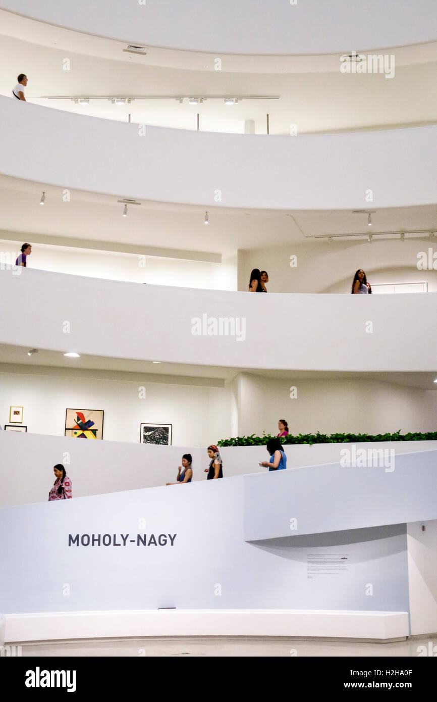 Ciudad de Nueva York, NY NYC, Manhattan, Upper East Side, Museo Guggenheim, interior, arte moderno, museo, Frank Lloyd Wright, arquitectura, espiral rotunda, exh Foto de stock